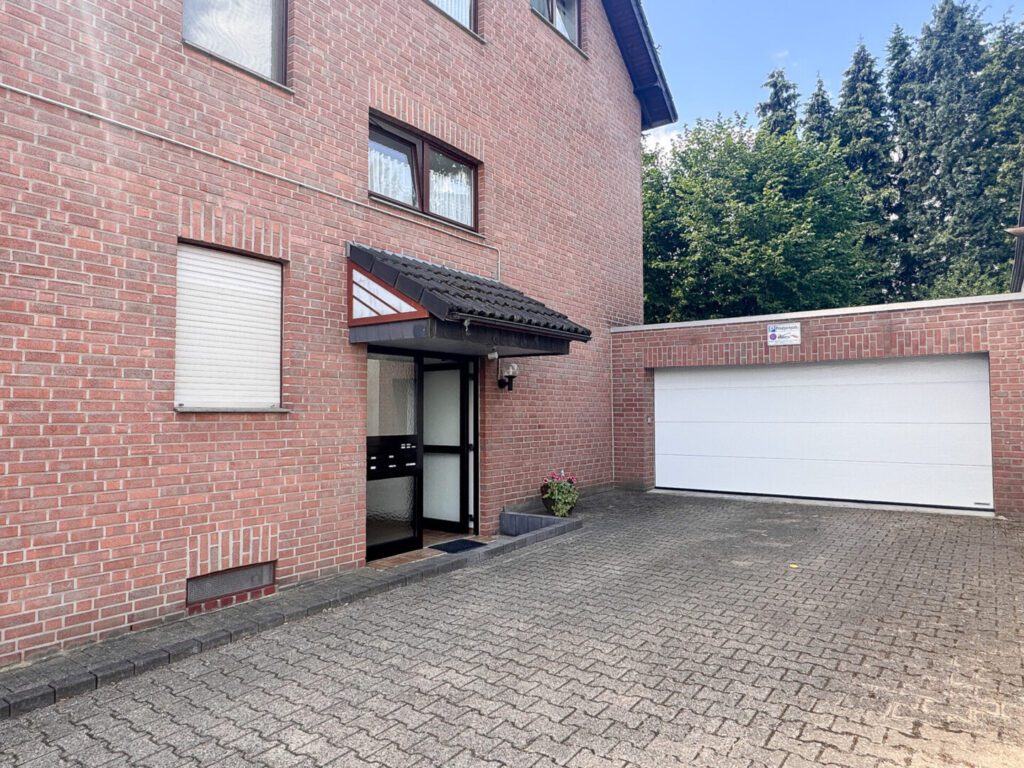 3 Haupteingang und Garage