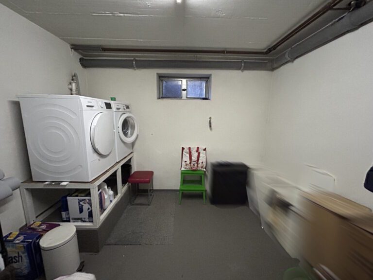 27 Waschmaschienenstellplatz KG