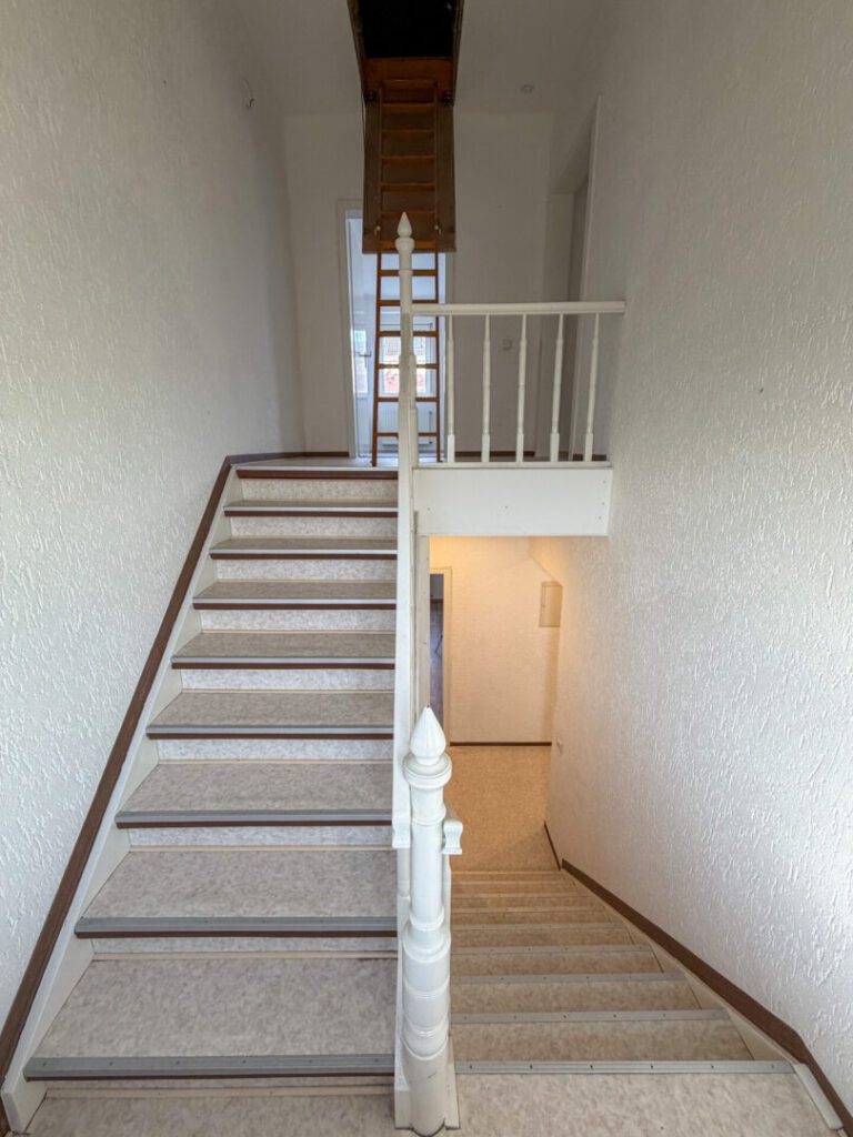 47.1 Einschubtreppe Dachboden DG