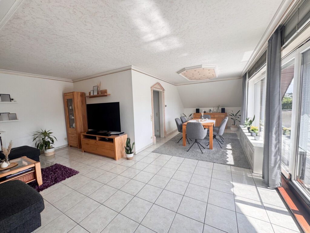 8 Wohnzimmer DG