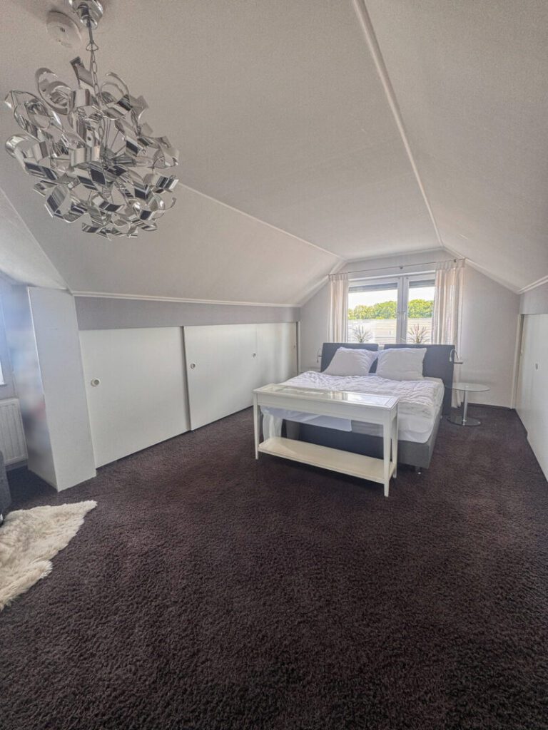 18 Schlafzimmer DG