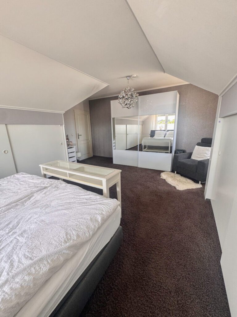 19 Schlafzimmer DG