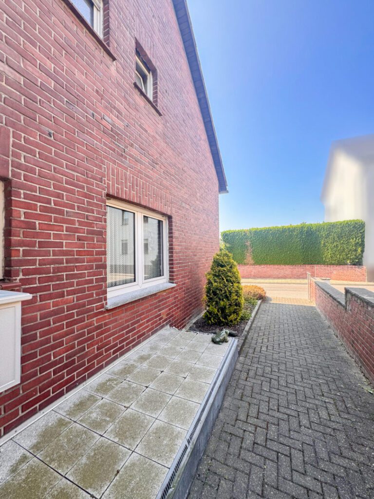 1.2 Zuweg EG-Wohnung