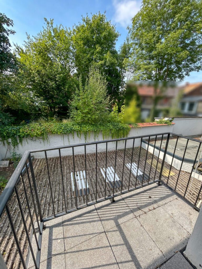 11 F6 DG Links Aussicht Balkon