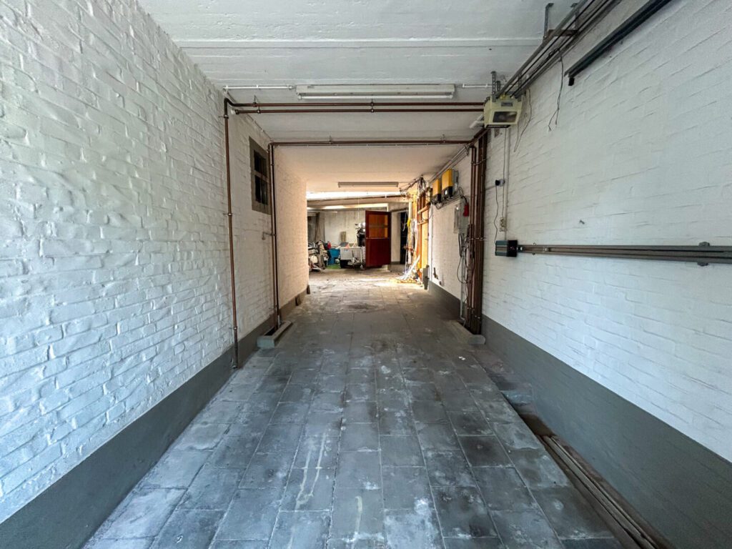 47 Einfahrt Innenhof