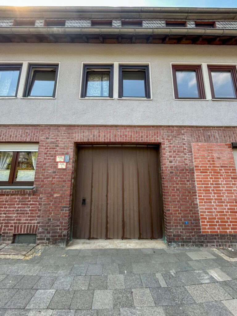 46 Elektrisches Tor Innenhof