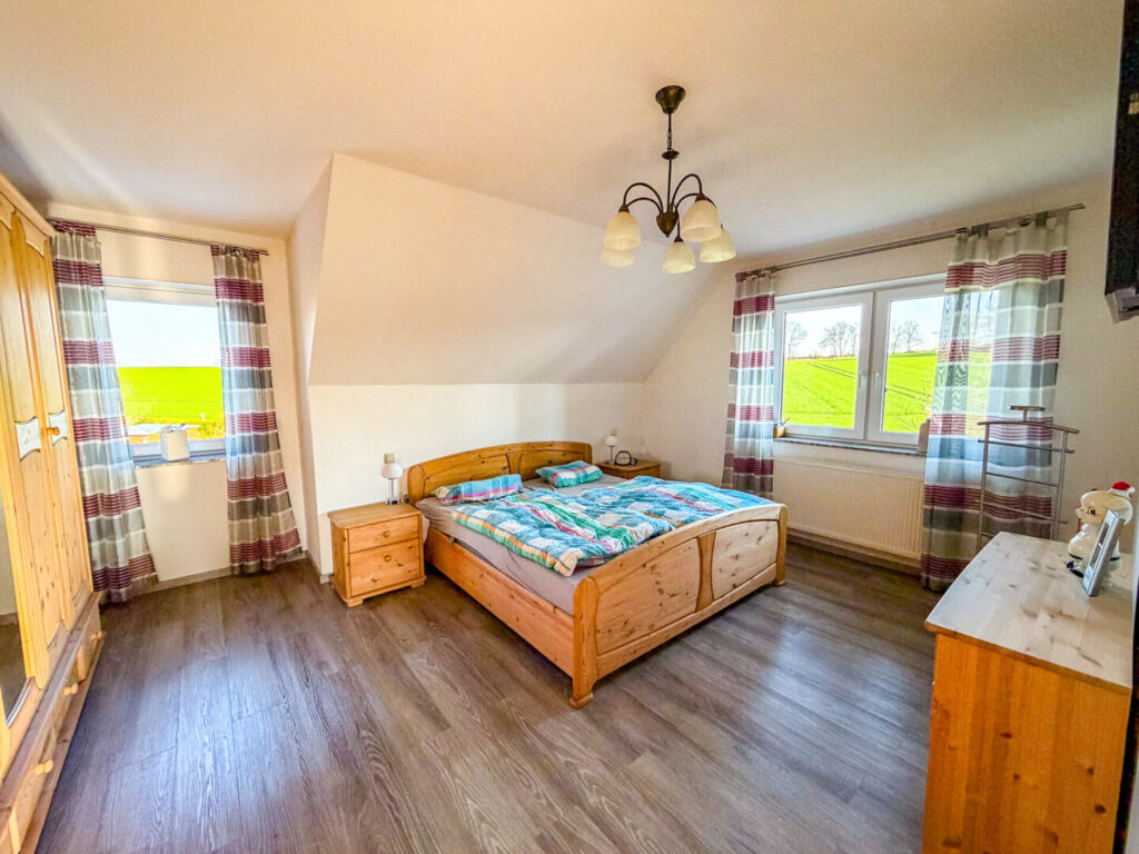 42 Schlafzimmer DG