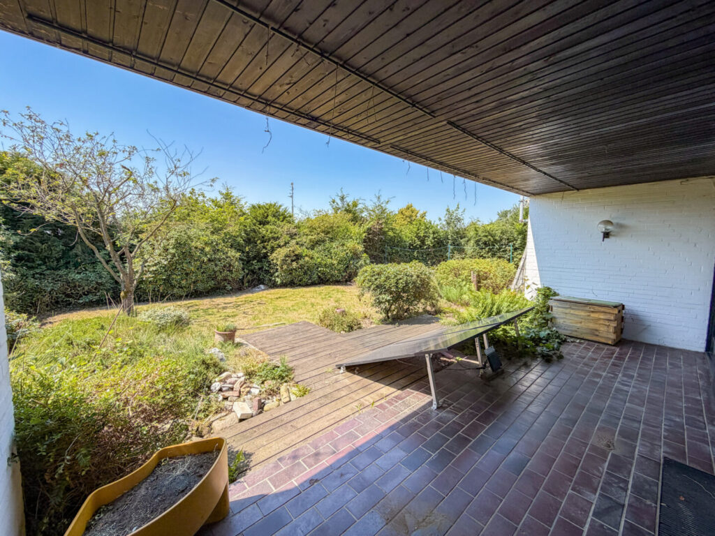17 überdachte Terrasse