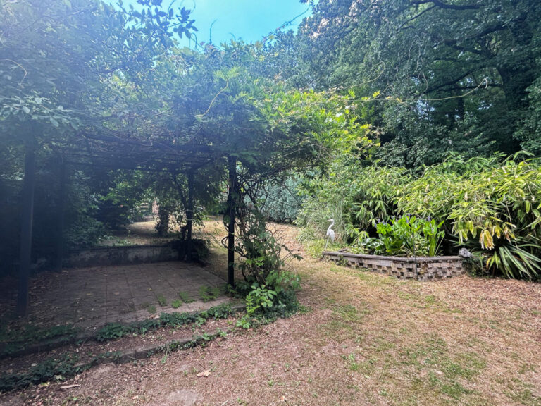 37 - Garten mit Pergola und Teich