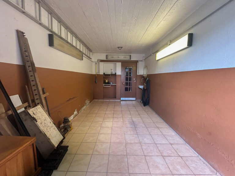 27 - Garage
