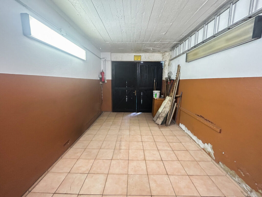 28 - Garage