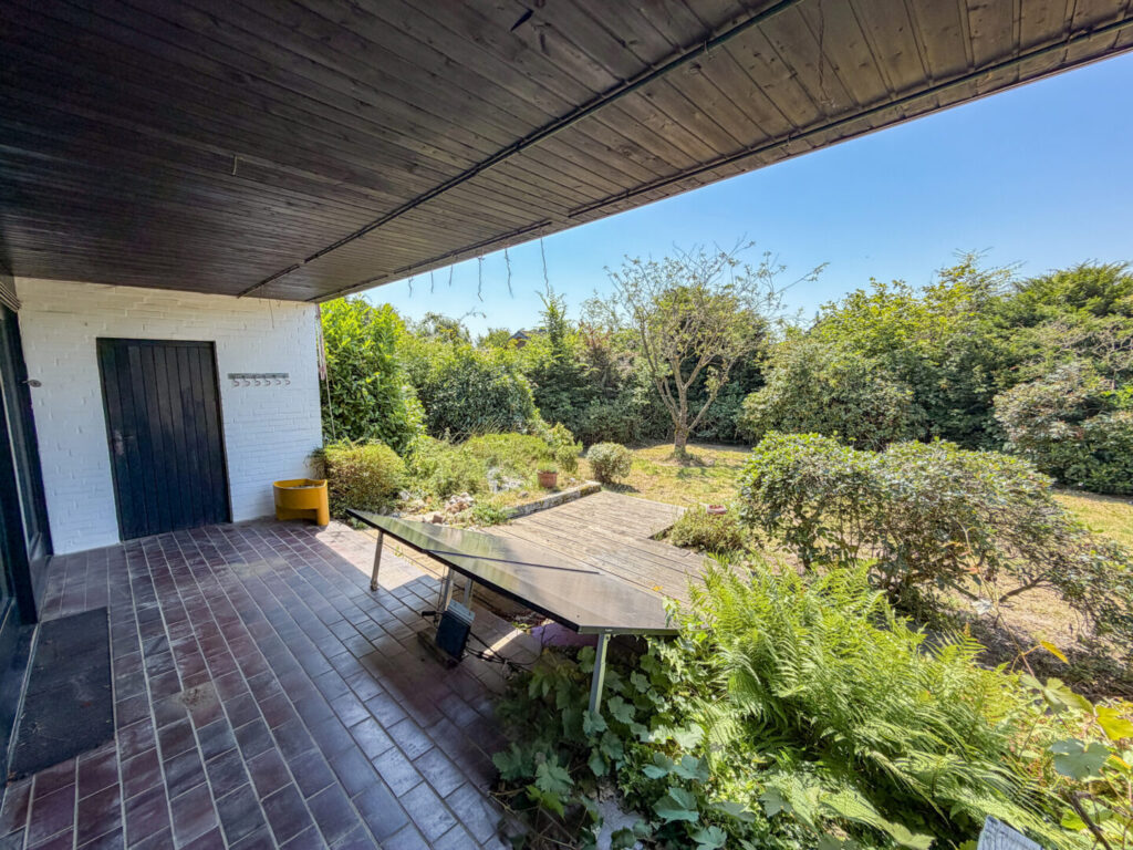 18 überdachte Terrasse