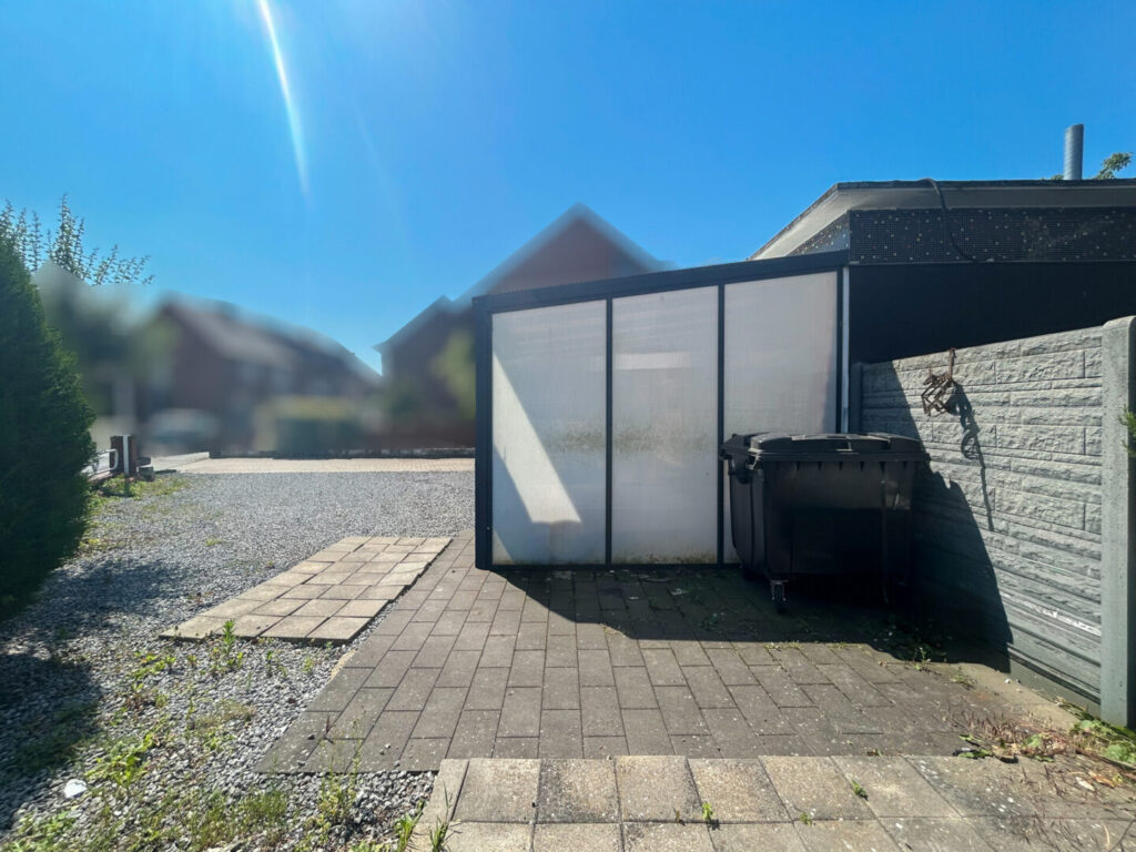 63 Mülltonnnenstellplatz