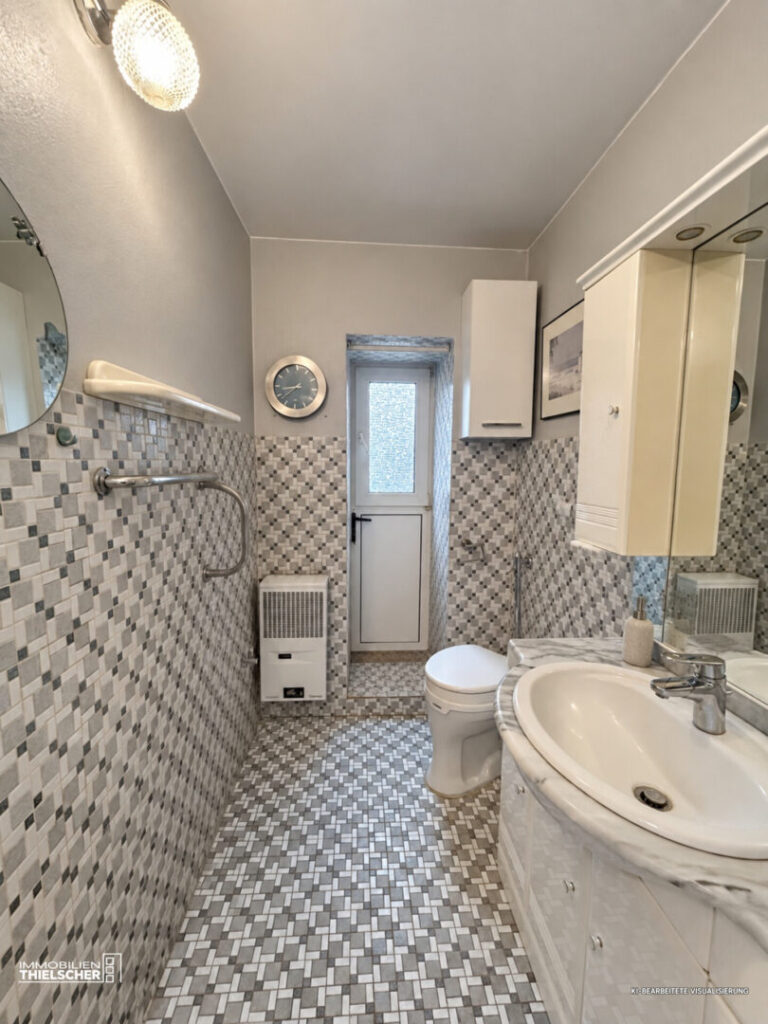64 Badezimmer EG Vorderhaus