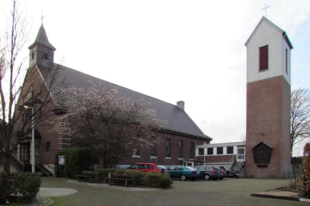 Die Kirche St. Fidelis in Boscheln mit freistehendem Glockenturm, Gesamtansicht