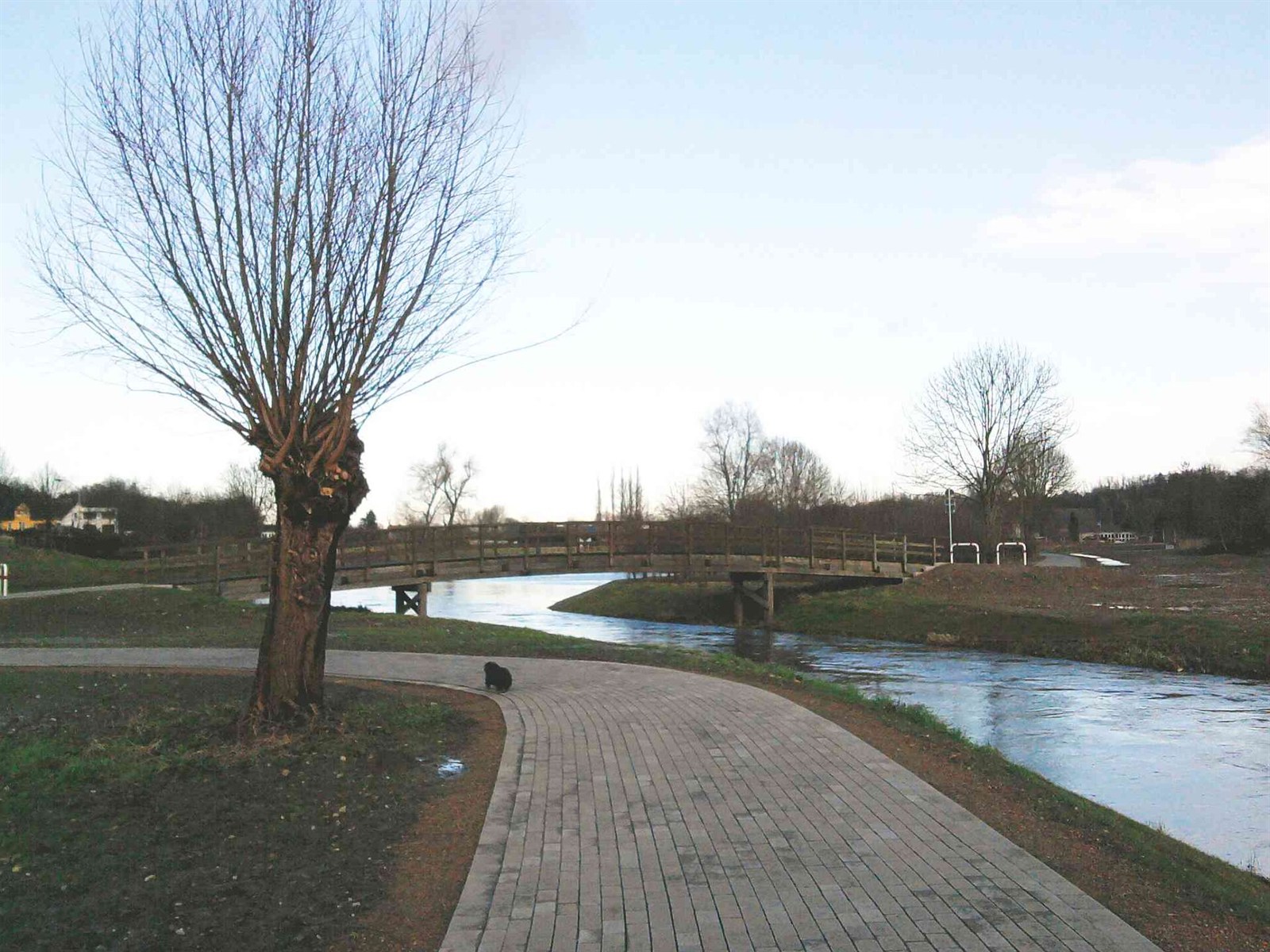 Die Wurm-Aue mit Fußgängerbrücke an der Hochwasserentlastungsfläche nahe Marienberg
